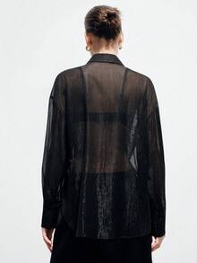 Aveloria Modichic Áo kiểu nữ màu đen, chất liệu lưới xuyên thấu, tay dài, cổ áo đính ngọc trai, thêu hoa 3D màu bạc, cài cúc phía trước, chất liệu nhẹ, bóng, phong cách cổ điển sang trọng, phù hợp cho dạ tiệc, triển lãm nghệ thuật, trình diễn thời trang cao cấp, thảm đỏ, các sự kiện xã hội buổi tối, thể hiện sự thanh lịch tinh tế và nét quyến rũ độc đáo. Áo kiểu nữ dáng rộng, thanh lịch, cổ điển, chất liệu vải Lurex màu bạc, đính sequin và hoa 3D, gợi cảm, xuyên thấu, thích hợp cho các bữa tiệc. - màu đen - Xem 7