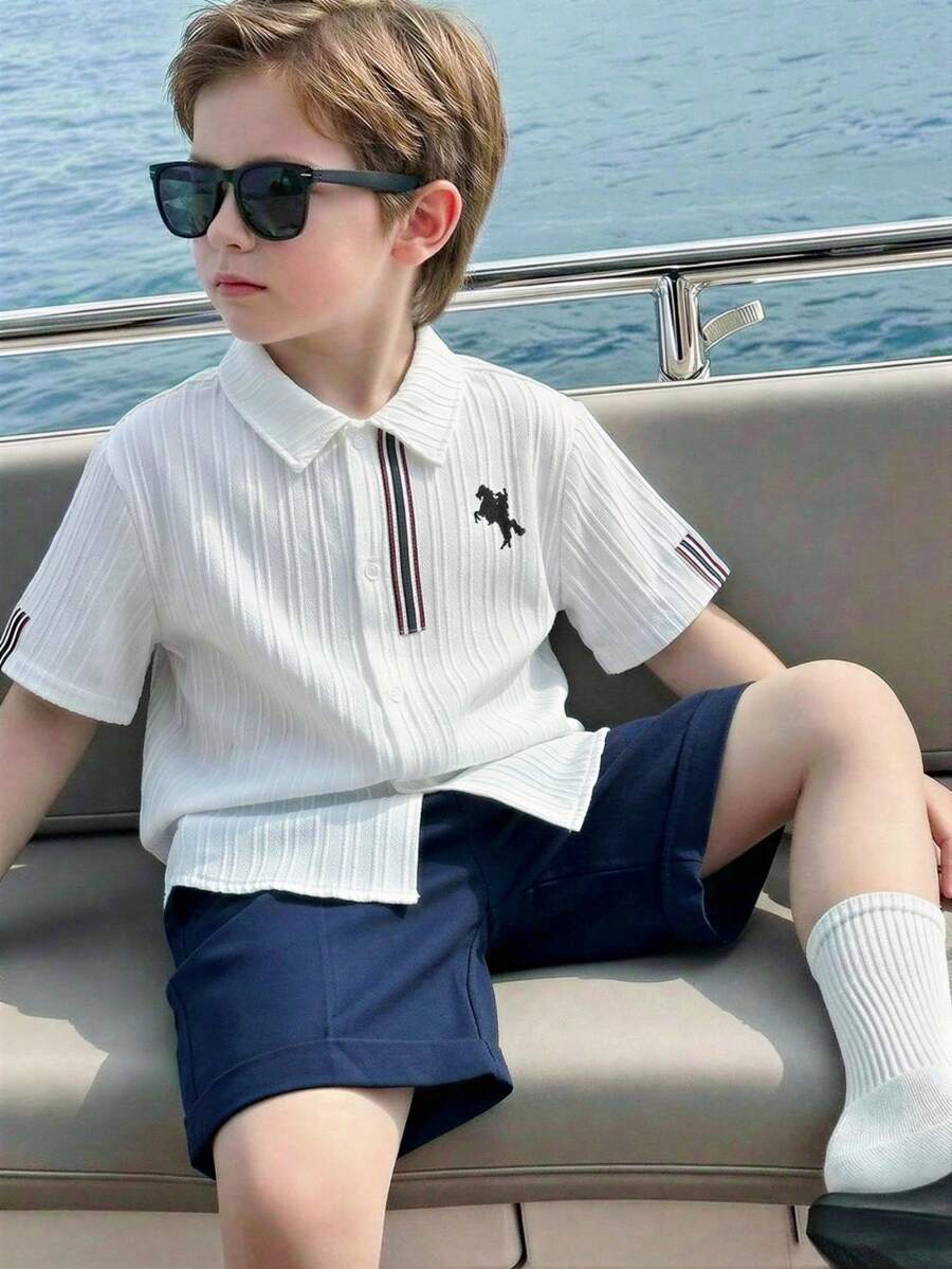 SHEIN 男童两件套超值组合，休闲运动学院风彩色条纹饰边 Polo 领短袖衬衫搭配卡其色梭织短裤，适合日常、春夏、运动、户外、校园、派对、节日、拍照、返校季等场合。派对穿搭指南，夏季派对基本款穿搭指南