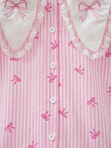 SHEIN 1件女童夏季新款条纹蝴蝶结印花面料大翻领蝴蝶结刺绣荷叶边前开襟褶皱下摆休闲甜美时尚连衣裙 - 粉色 - 查看 6