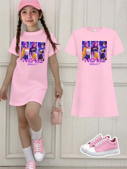 Áo thun ngắn tay màu hồng cơ bản dành cho bé gái, phong cách thường ngày, sáng tạo, cá tính, tươi mới, tối giản, mát mẻ, họa tiết nhóm bạn gái ảo, in chữ nổi bật trên nền màu sắc rực rỡ, thoải mái khi mặc hàng ngày, ấm áp cho mùa hè và mùa thu, phù hợp với nhiều kiểu trang phục và set đồ.
