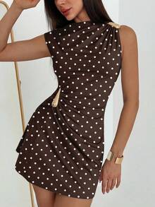 Aloruh 新款复古波点印花金属装饰褶皱下摆迷你连衣裙，复古波点连衣裙，法式度假连衣裙 - 棕色 - 查看 4