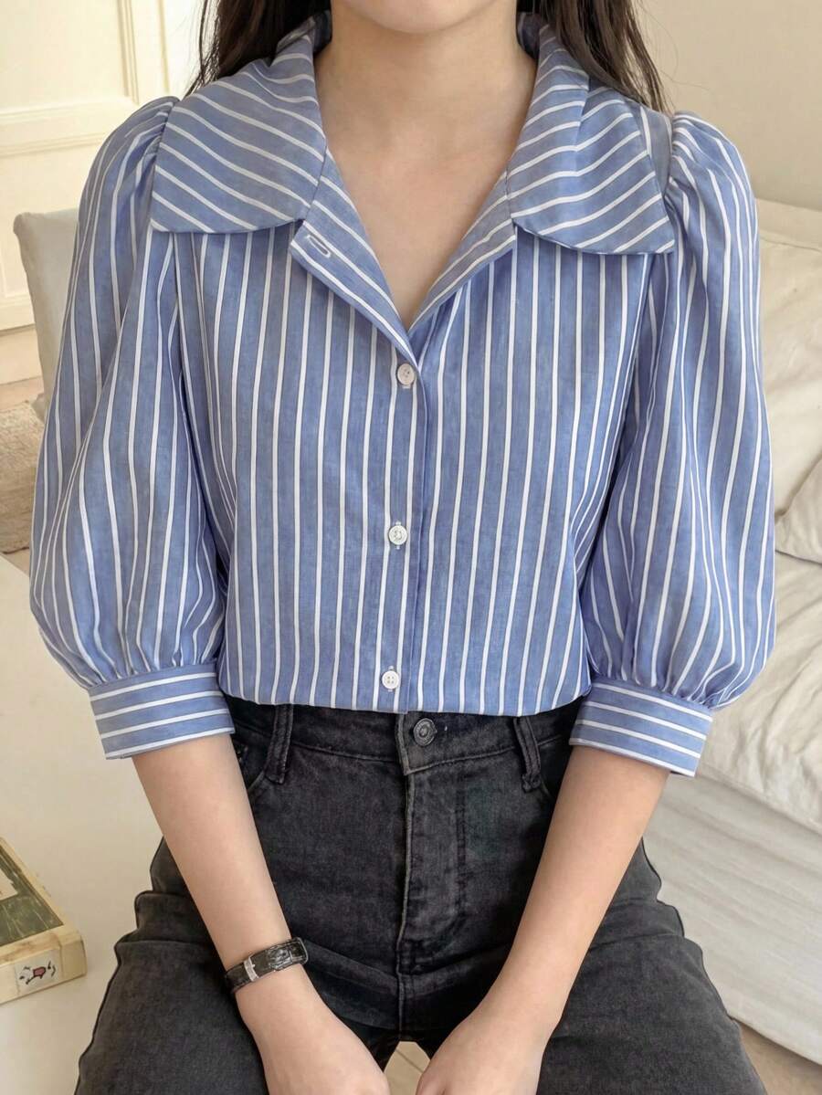 SHEIN 青少年女孩藍白條紋襯衫,夏季休閒返校穿搭,領口寬鬆燈籠袖上衣,甜美淑女風細條紋 - 藍白色 - 查看 1
