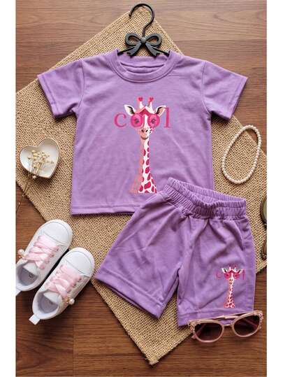 Conjunto Infantil "Giraffe Cool" para Niña en Tela Brush Premium: Set de Playera de Manga Corta y Short Cómodo en Colores Rosa Pastel y Lila Vibrante con Estampado de Jirafa con Lentes – Colección Moda Infantil 2026