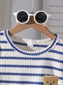 SHEIN Playful Pals Set de 2 piezas de camiseta de manga corta y pantalones cortos a rayas de waffle para niños en verano - Azul y blanco - Ver 6