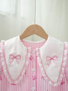 SHEIN 1件女童夏季新款条纹蝴蝶结印花面料大翻领蝴蝶结刺绣荷叶边前开襟褶皱下摆休闲甜美时尚连衣裙 - 粉色 - 查看 3