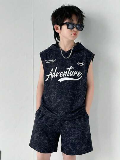 SHEIN Bộ 2 món đồ dành cho bé trai/thiếu niên, kiểu Hàn Quốc, gồm áo hoodie in chữ và quần short màu trơn.
