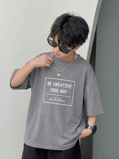 Camiseta de manga corta con cuello redondo y estampado de letras gris, estilo escolar informal y cómodo para niño preadolescente. Minimalista, práctico, versátil, lindo y suave, adecuado para uso diario, escuela, salidas, deportes, vacaciones y fiestas