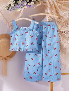 SHEIN Playful Pals 2026春夏新款时尚柔软面料少女休闲度假旅行必备套装，蓝色格子樱桃图案荷叶边吊带背心和裤子两件套，夏季必备 - 藍色 - 查看 2