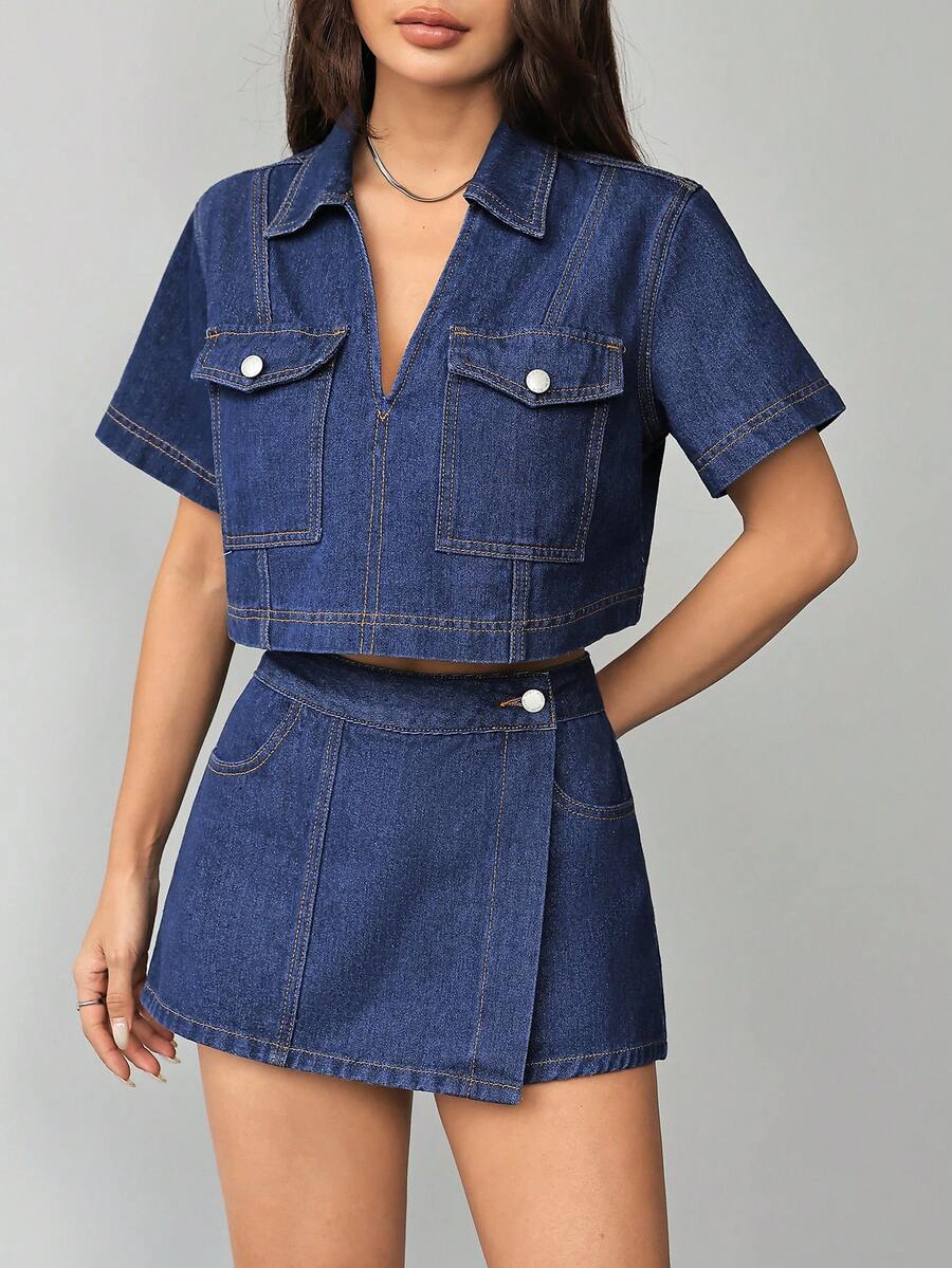 SHEIN PETITE 女款 Y2K 牛仔兩件式套裝，短版 V 領上衣 + 包臀裙褲套裝，休閒夏季女款領口短袖口袋上衣與牛仔裙套裝，適合嬌小女性 - 深色水洗藍 - 查看 1