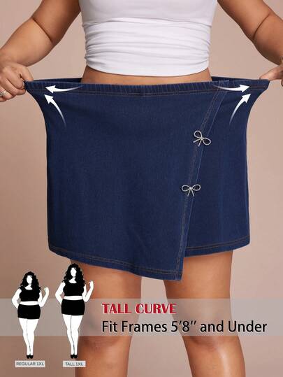 SHEIN PETITE CURVE Váy quần jean cạp cao co giãn dành cho nữ cỡ lớn, váy quấn đính nơ đá và quần short bên trong, kiểu dáng thường ngày mùa hè, quần short jean quấn đính nơ đá lấp lánh dành cho nữ cỡ lớn.