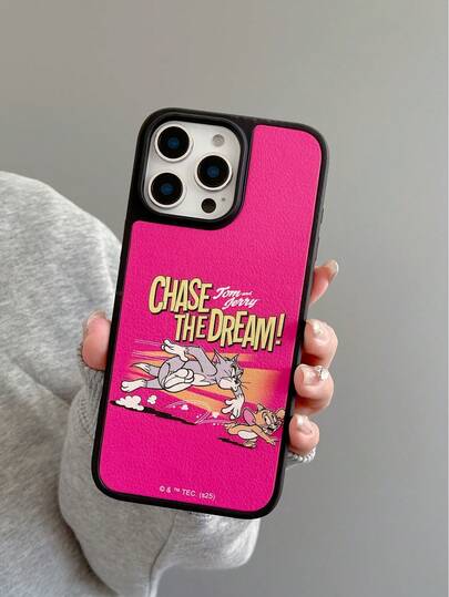 TOM & JERRY X SHEIN Ốp điện thoại hai trong một hình chuột và mèo hoạt hình Tom và Jerry này được làm từ chất liệu TPU+PC, có kết cấu mờ chống sốc và vân da, giúp ngăn ngừa mồ hôi tay. Họa tiết hình trái tim tinh tế bảo vệ hiệu quả điện thoại Apple 14/15 và 16/17 Pro Max của bạn.