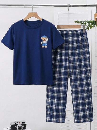 SHEIN 儿童/青少年男孩小熊印花圆领短袖T恤搭配蓝白格子裤睡衣套装，适合春夏季节、休闲外出、情人节、约会、旅行、度假、家庭聚会、返校、婚礼、晚间活动、运动、生日派对等场合。