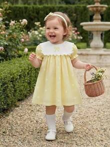 Souflis Souflis Đầm ngắn tay màu vàng phong cách Pháp cổ điển mùa xuân/hè cho bé gái, họa tiết nơ, cổ trắng, điểm nhấn là nơ thêu tinh tế, thích hợp cho các buổi đi chơi và nhiều dịp khác nhau. - Màu vàng - Xem 1