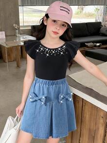 Conjunto de 2 peças para rapariga, t-shirt preta de malha com gola redonda e mangas onduladas, decoração de pérolas falsas & saia de ganga azul lavada com laço de missangas, doce e fofo para verão e escola - Preto - Ver 3