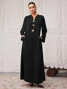 Al Najma 女士优雅纯色V领金属扣装饰长袖阿拉伯传统长裙 - 黑色 - 查看 2
