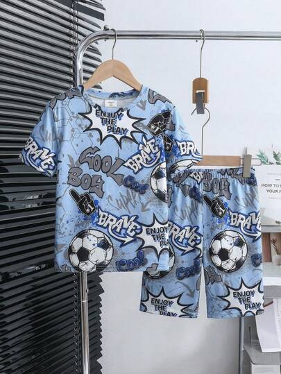 SHEIN Bộ đồ thể thao 2 món cho bé trai tuổi teen, kiểu dáng thường ngày, đa năng, thoải mái, in hình graffiti bóng đá, gồm áo thun cổ tròn tay ngắn và quần short, chất liệu dệt kim ôm sát, thích hợp cho mùa xuân/hè, dã ngoại, ngày Valentine, hẹn hò, du lịch, kỳ nghỉ, họp mặt gia đình, tựu trường, đám cưới, buổi tối, thể thao, tiệc sinh nhật.