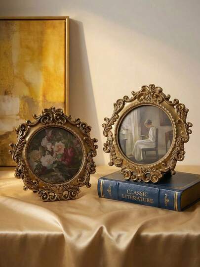 Cirelle 1个复洛克风格的圆形金色相框，饰有精美的雕刻图案。可放置于桌面或墙面，适用于家居、办公室、派对和旅行等各种场合。是送给成人、收藏家和装饰爱好者的完美生日、节日、情人节和派对礼物。