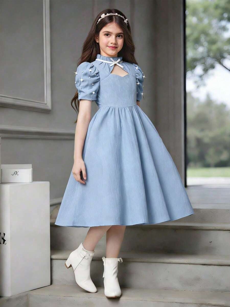 SHEIN 少女蓝色纹理面料连衣裙，配有仿珍珠串珠袖子和镂空蝴蝶结丝带装饰，适合优雅场合。 - 藍色 - 查看 1