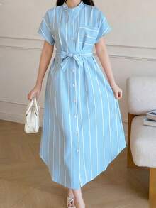 SHEIN 1 Stück Sommerkleid für Teenager-Mädchen, klassisch, bequem, rosa gestreift, Stehkragen, Kurzarm, knielang, locker, Schlitz-Saum mit Gürtel, geeignet für den täglichen Gebrauch, Einkaufen, Urlaub und mehr. Sommerkleid für Frauen, Streifenmuster, Kleid, Casual-Kleider für Frauen, Sommerkleid für Frauen, Casual-Sommerkleid für Frauen, blaues Midi-Kleid, gestreifte Kleider, Hemdkleid für Frauen - Blau - Übersicht 3
