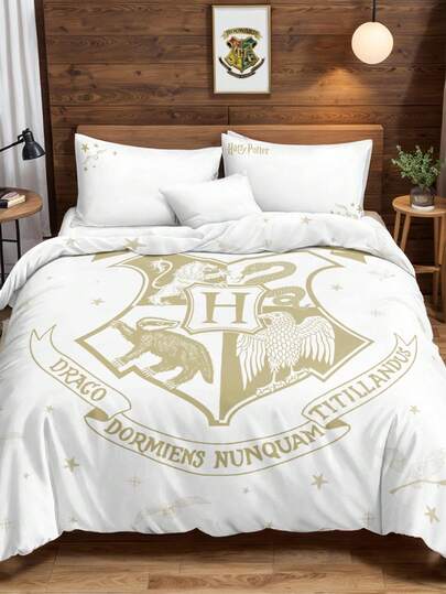 HARRY POTTER X SHEIN Bộ 3 món ga trải giường in họa tiết toàn bộ màu trắng (1 ga trải giường + 2 vỏ gối không kèm ruột), chất liệu microfiber, mềm mại và ấm áp, nhiều kích cỡ, phù hợp cho giường đơn/giường đôi/giường cỡ Queen/giường cỡ King, bộ ga giường phong cách retro, trang trí độc đáo.