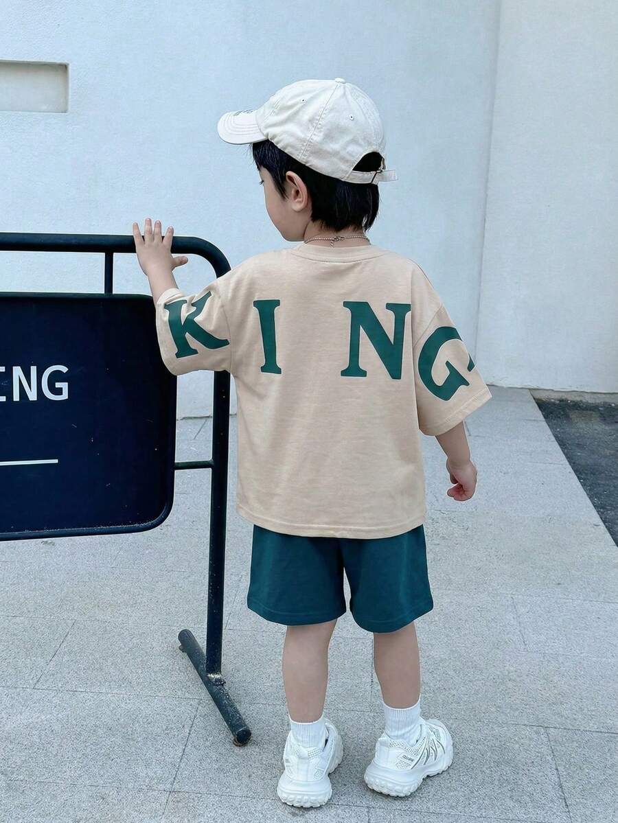 Set de 2 piezas para niños pequeños con camiseta de manga corta con gráfico de letra y ajuste holgado, y pantalones cortos de cintura elástica, en estilo coreano casual, adecuado para verano, juegos al aire libre, escuela, estilo callejero, fiesta y ocio - Caqui - Ver 1