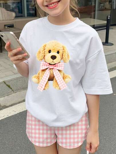 两件套少女休闲蝴蝶小狗印花短袖上衣和格子短裤套装，适合夏季穿着