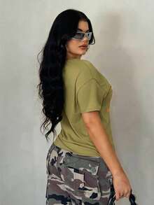 SHEIN SXY 女士夏季卡其色休闲复古做旧街头风短袖上衣，复古朋克摩托车图案印花宽松T恤，金属链条装饰T恤，适合日常穿着/音乐节/俱乐部/派对，百搭西部风图案T恤，女士迷彩图案T恤，女士西部风T恤 - 軍綠色 - 查看 2
