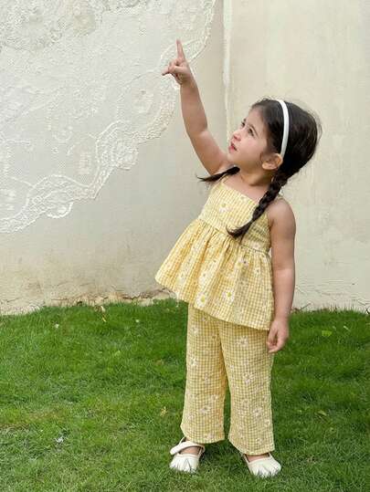 SHEIN LMoss Kids Bộ áo hai dây và quần cạp chun họa tiết hoa nhí dễ thương cho bé gái, thích hợp cho mùa hè.