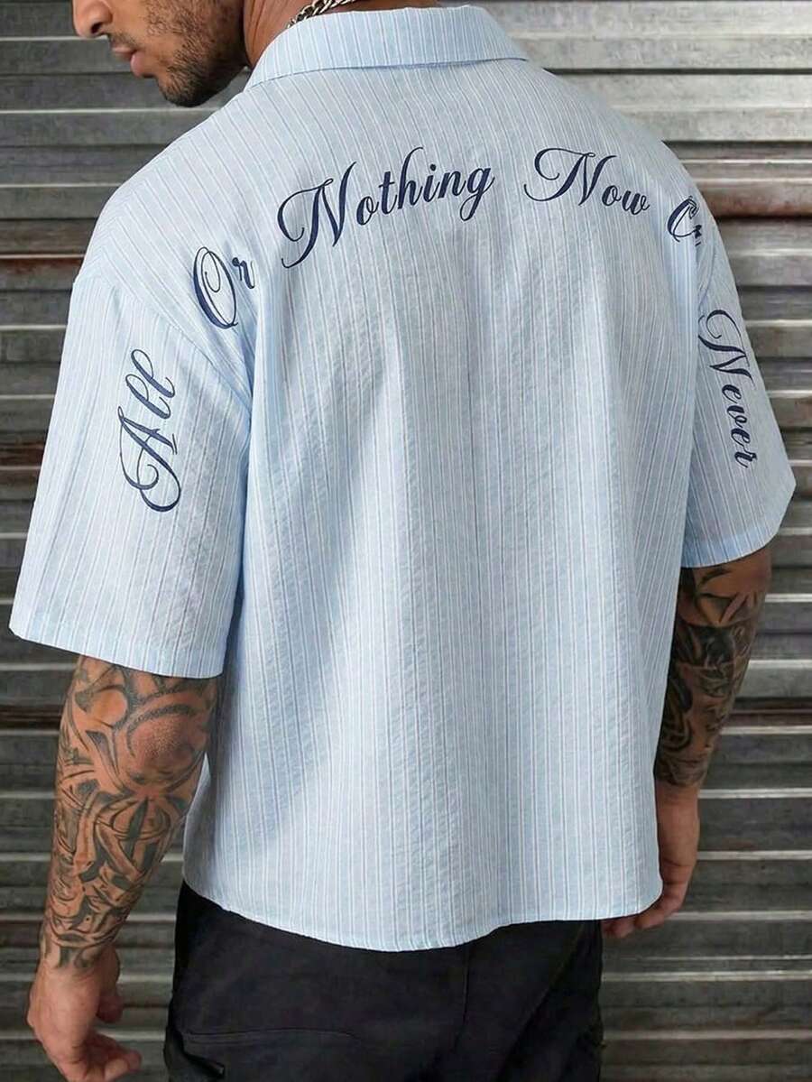 AXEPEAK Camisa casual de manga corta con botones y rayas de letras para hombres - Azul - Ver 1