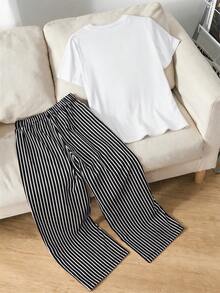SHEIN 女童两件套套装 - 白色T恤上衣 + 黑白条纹休闲直筒裤，简约宽松舒适设计，可爱小熊印花细节，适合休闲穿着或居家休闲。 - 白色 - 查看 2