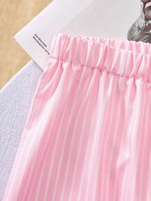 Sparklyn 热带水果印花短袖上衣搭配条纹阔腿裤套装。上衣采用里约热内卢风格的棕榈树和新鲜水果印花，搭配粉白条纹阔腿裤，裤腰采用松紧带设计，穿着舒适宽松。柔软透气的面料和清新的配色营造出休闲舒缓的氛围，非常适合居家休闲或轻度户外活动。 - 黃色 - 查看 10