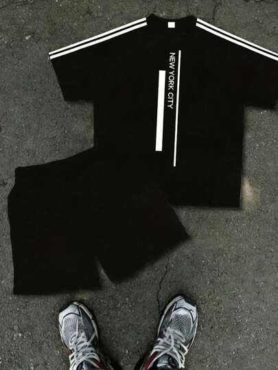 Hombre002TWy007 Conjunto de dos piezas prácticas para caballero con camiseta rayada y pantalón corto, estilo sobrio y atractivo, recomendado para quienes prefieren looks sencillos y bien logrados.