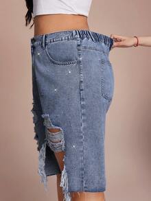 SHEIN PETITE CURVE Shorts vaqueros de tiro alto con efecto desgastado y strass para mujer talla grande, conjuntos de fiesta casuales de verano estilo Y2K, shorts vaqueros sueltos y rectos de moda desgastada para el verano talla grande - Azul lavado medio - Ver 11