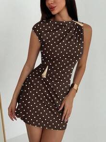 Aloruh 新款复古波点印花金属装饰褶皱下摆迷你连衣裙，复古波点连衣裙，法式度假连衣裙 - 棕色 - 查看 8