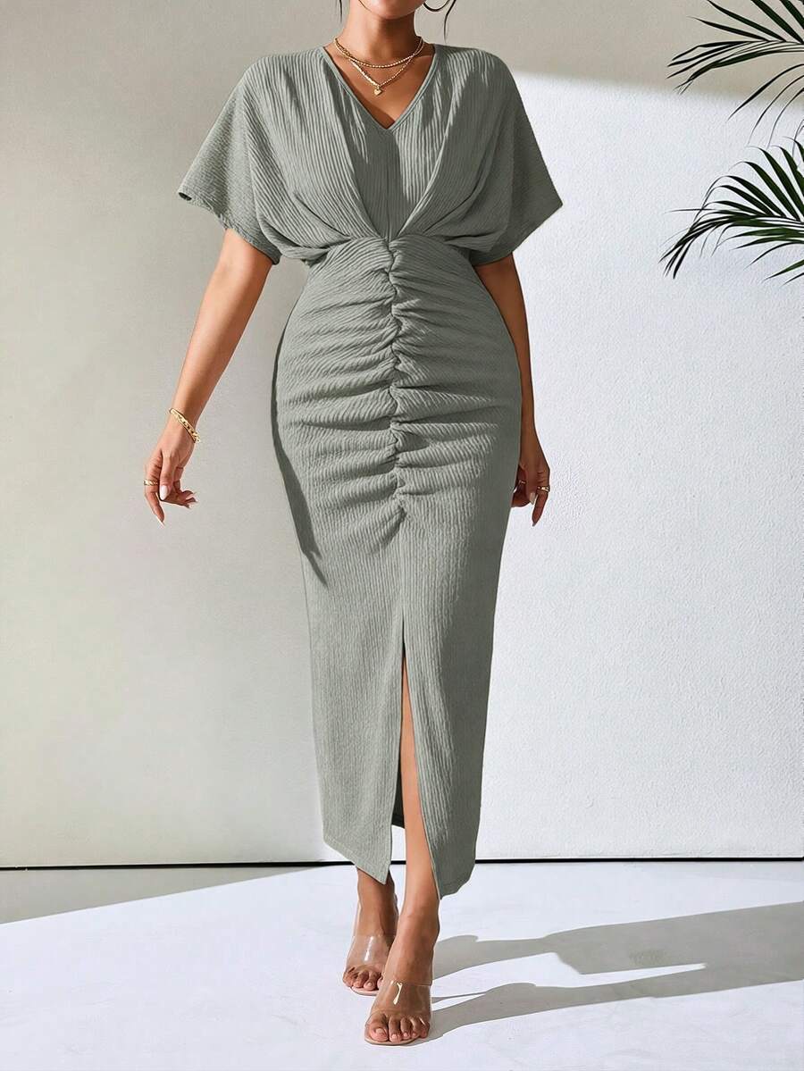 SHEIN Clasi 1 chiếc đầm maxi nữ màu trơn cổ chữ V tay ngắn cánh dơi xếp ly xẻ tà, trang phục thanh lịch cho nữ, bộ đồ dự tiệc cho nữ, đầm dự tiệc trang trọng cho nữ, đầm nữ thanh lịch cổ điển. - màu xanh lá - Xem 1