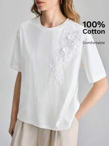 Ontre 女士舒适亲肤吸湿面料修身圆领短袖T恤，胸前饰有刺绣贴片，时尚都市风，适合商务休闲、办公室穿着，低调优雅，是机场、邮轮、中东婚礼宾客等场合的高品质着装之选，简约奢华，百搭应季必备女式T恤 - 白色 - 查看 5