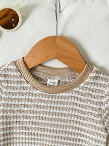 SHEIN Playful Pals 这款适合1岁女宝宝的经典休闲宽松舒适百搭的黑卡其条纹短袖T恤，采用柔软亲肤的针织面料，经典撞色条纹设计，精致罗纹领口，宽松版型，是宝宝衣橱中不可或缺的实用单品。 - 杏色 - 查看 4