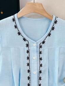 GlowEve Áo sơ mi nữ màu trắng cổ chữ V không tay, thêu hoa kiểu vintage. - Màu xanh nhạt - Xem 4