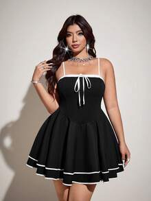 Viva Relle 大码女式新款黑白撞色喇叭连衣裙，撞色拼接设计，优雅百搭，适合春夏音乐节穿着，修身可调节肩带，腰部收紧，饰有蝴蝶结。 - 黑與白 - 查看 4