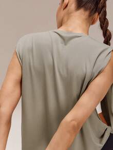 GLOWMODE 阳光冲刺常规版型及腰防晒无缝扭结侧边跑步背心，适合慢跑、锻炼、健身和运动。 - 卡其色 - 查看 6