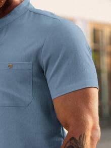 Manfinity Homme Bộ đồ nam gồm áo sơ mi ngắn tay cổ chữ V màu trơn có túi và quần short cạp chun có dây rút. - Màu xanh bụi bặm - Xem 2