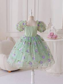 Glamorique Kids 绿色花卉刺绣儿童派对蓬蓬裙，方形领口甜美心形设计，泡泡袖饰以3D立体花卉刺绣，通体紫色花藤网纱刺绣，高腰设计搭配蓬松柔软的薄纱裙摆，散发精致优雅的乡村气息，适合生日派对、花童仪式、日常穿着的精致公主裙，透气网纱面料，梦幻精致的女孩优雅装扮 - 綠色 - 查看 4