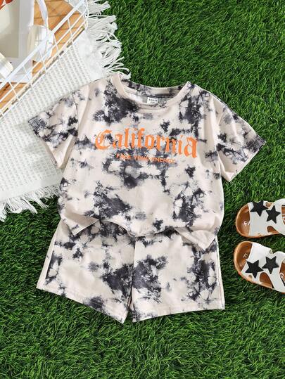 SHEIN Bộ 2 món cho bé trai, kiểu dáng dễ thương, năng động, phong cách đường phố, in chữ, nhuộm tie-dye, áo thun ngắn tay dáng rộng và quần short.