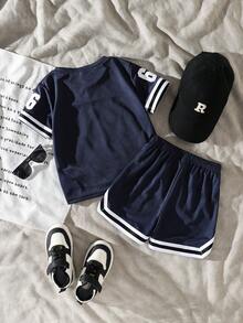 SHEIN Streecool Kids 两件套男童运动休闲圆领短袖数字印花T恤和印花运动短裤套装，饰有缎带，适合春夏日常穿着、运动、郊游、上学、聚会、度假等场合。 - 藍白色 - 查看 2