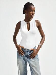 Maija 女士夏季白色圆领PU纽扣装饰镂空设计无袖简约性感休闲沙滩度假连体裤 - 白色 - 查看 6