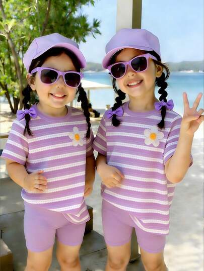 Bộ áo thun ngắn tay và quần đùi họa tiết hoa kẻ sọc, thời trang thường ngày, năng động, cá tính dành cho bé gái mùa xuân và hè, thoải mái khi mặc hàng ngày.