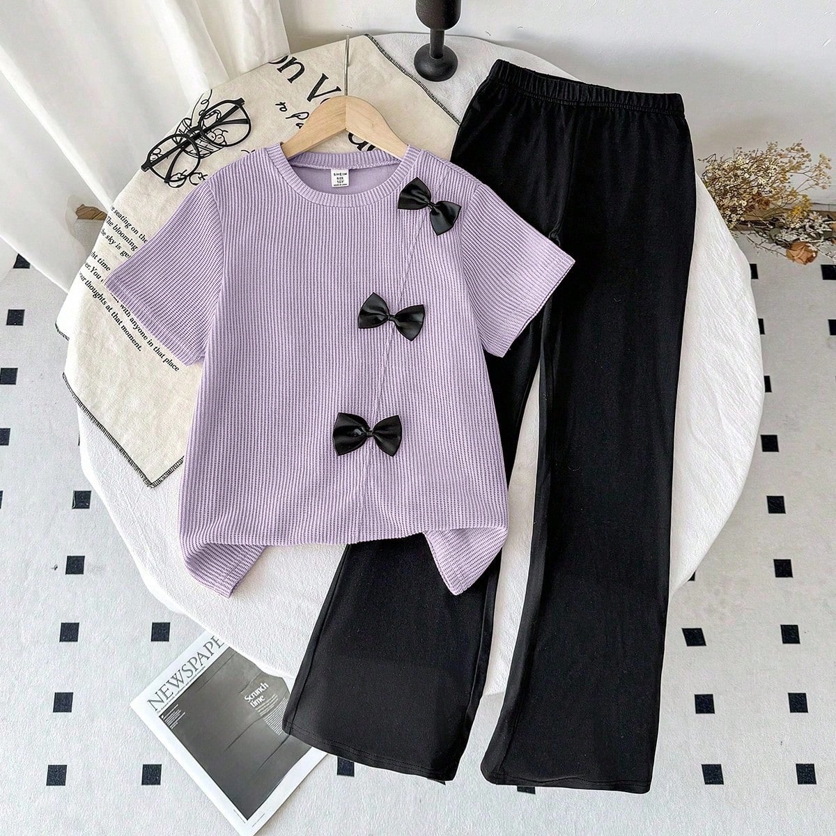 Set de 2 piezas: Camiseta de manga corta con textura de gofre y decoración de lazo negro + Pantalones elegantes y estilizados de campana negros para
