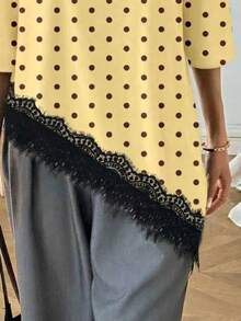 SHEIN LUNE 女士休闲纯色时尚波点不对称下摆蕾丝拼接T恤，百搭日常穿着，春夏休闲上衣，适合度假、夏季、春季、春假及各种场合，包括沙滩装、休闲衬衫、外套和夏季上衣。 - 彩色 - 查看 4
