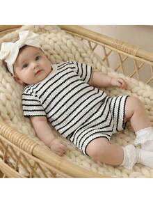 Loomiva Conjunto de 2 piezas para recién nacida con top de manga corta de cuello redondo de punto suave con patrón de rayas y shorts de cintura elástica - Blanco y Negro - Ver 9