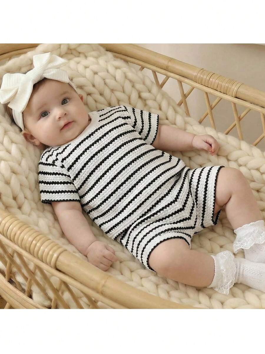 Loomiva Bộ đồ 2 món cho bé gái sơ sinh: Áo thun cổ tròn tay ngắn và quần short cạp chun dệt kim mềm mại họa tiết sọc, chất liệu mềm mại. - Đen và trắng - Xem 1